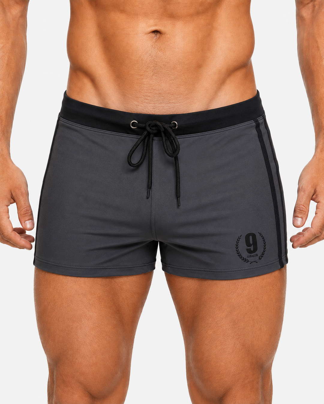Moderne Herren Badebekleidung: schnelltrocknende Sportshorts für Pool, Strand & Wassersport.