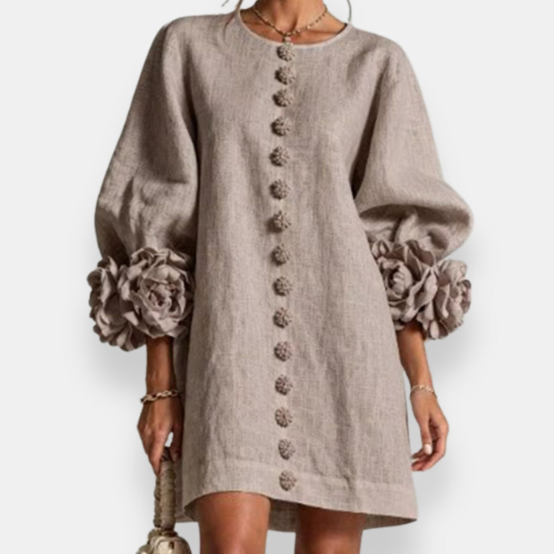 Ein Damen Blütenreliefkleid als stilvolles Sommer-Freizeitkleid, komfortabel und elegant zugleich.
