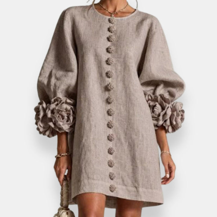 Ein Damen Blütenreliefkleid als stilvolles Sommer-Freizeitkleid, komfortabel und elegant zugleich.