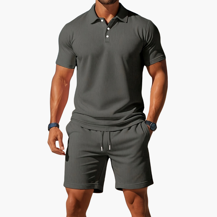 Komfortables Herren Sommer Set: Atmungsaktives Polohemd & Shorts mit Kordelzugbund. Ideal für heiße Tage.