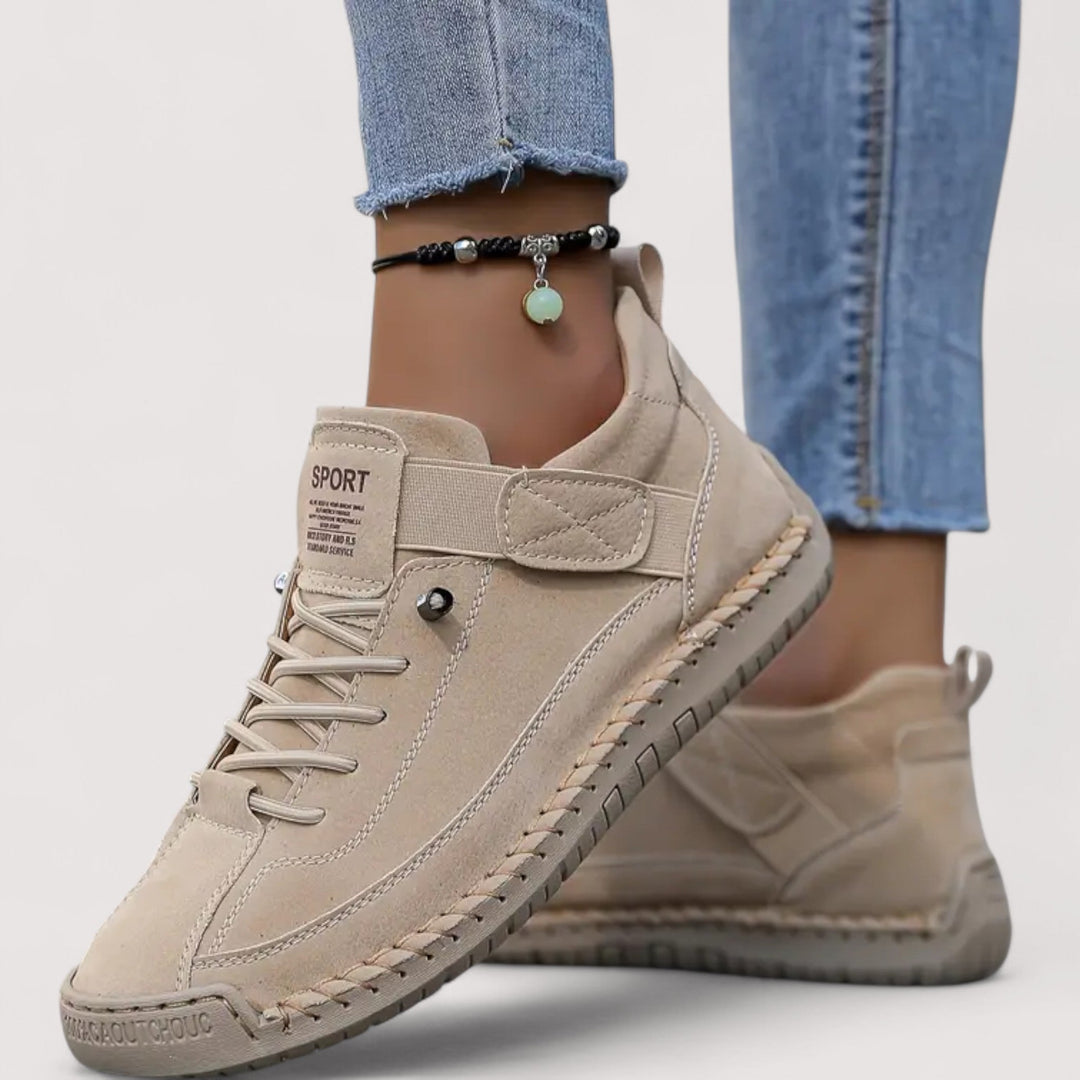 Sportlicher Damen Sneaker mit rutschfester Gummisohle für sicheren Halt im Alltag.