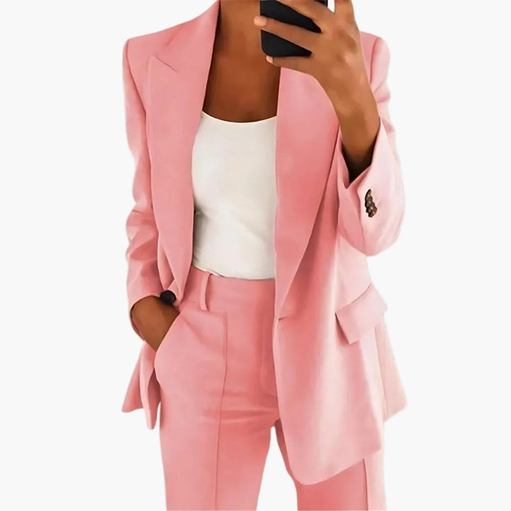Perfekt sitzender Damen Hosenanzug von hinten. Eleganter Business-Chic & formelle Mode für professionelle Auftritte.