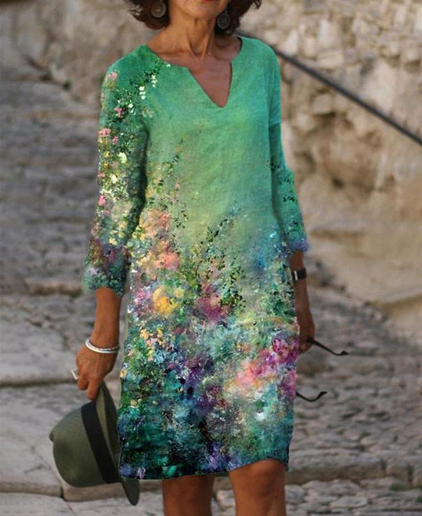 Komfortables Damen Sommerkleid, florales Midi-Design mit V-Ausschnitt und 3/4-Ärmeln.