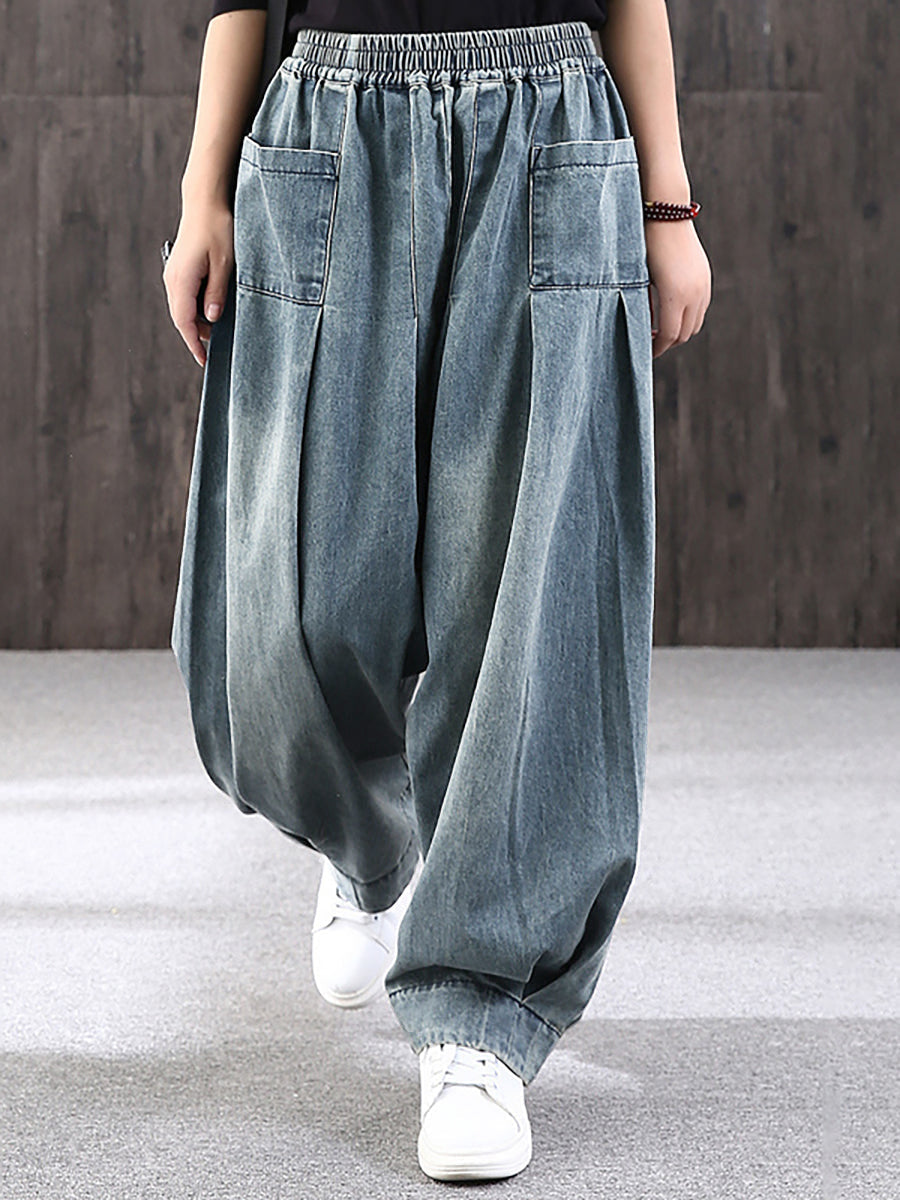 Model präsentiert lockere, blaue Damen Baggy Jeans Hose, eine komfortable Wahl für Casual Streetwear.