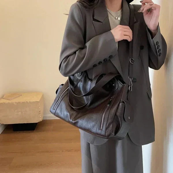 Stylische burgunderrote Damen Reisetasche. Perfekt für Sport und Reisegepäck.