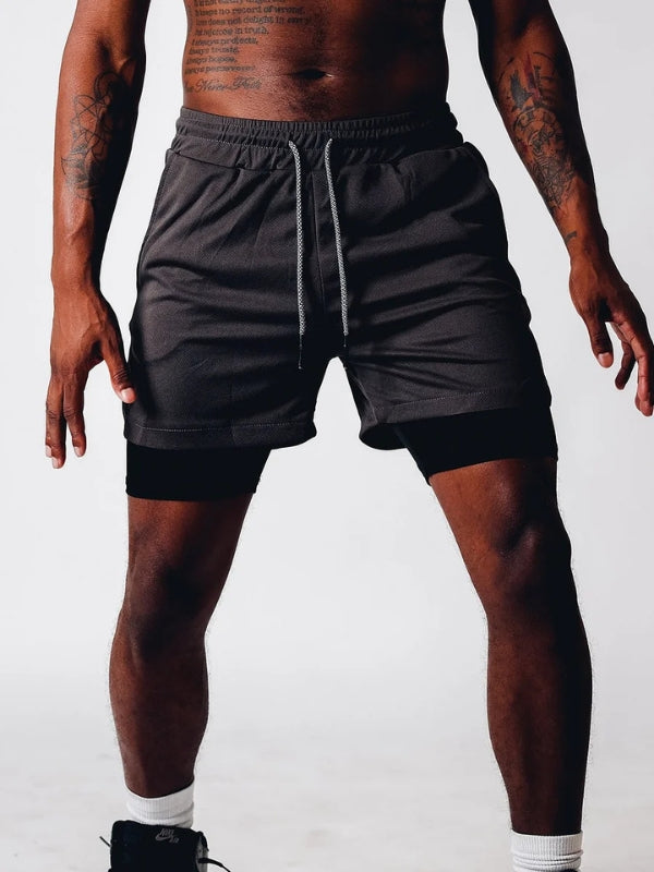 Komfortable Herren 2-in-1 Sommershorts Felix. Perfekte Passform für Training, Laufen und sportliche Freizeit.