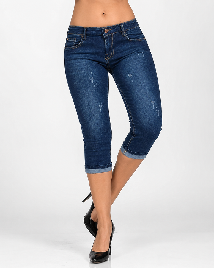 Bequeme Slim Fit Caprihose für Damen in Hellblau, ideal für sommerliche Freizeitaktivitäten und modischen Komfort.