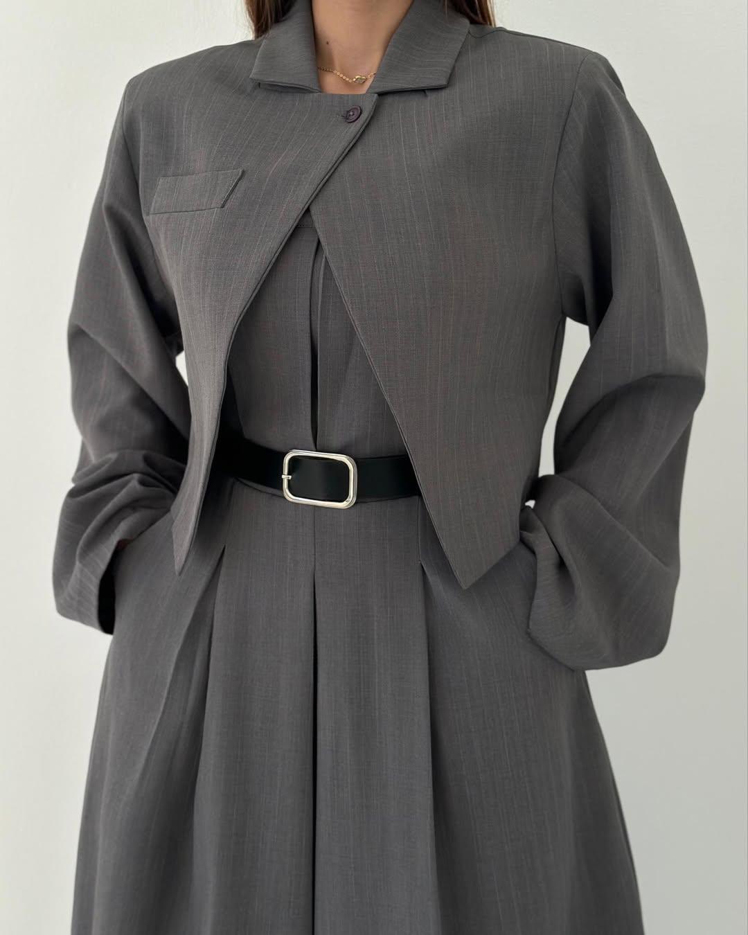 Vielseitiger Damen Dreiteiler: Trägerloser Jumpsuit, Hose mit weitem Bein & kurze Jacke. Für Büro oder Freizeit.