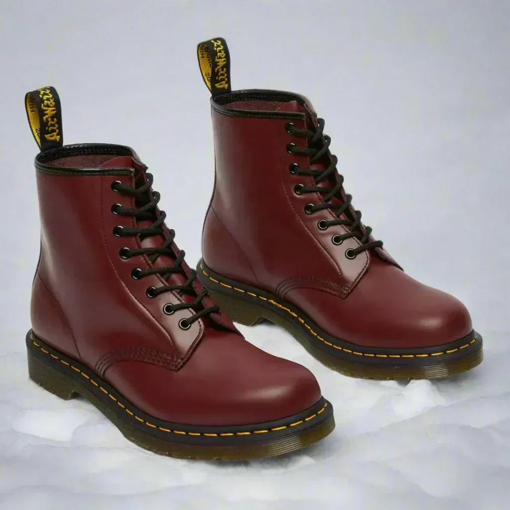 Detail der Schnürung dieser robusten Damen Schnürstiefel. Bequem, gepolstert, perfekt für Freizeit.