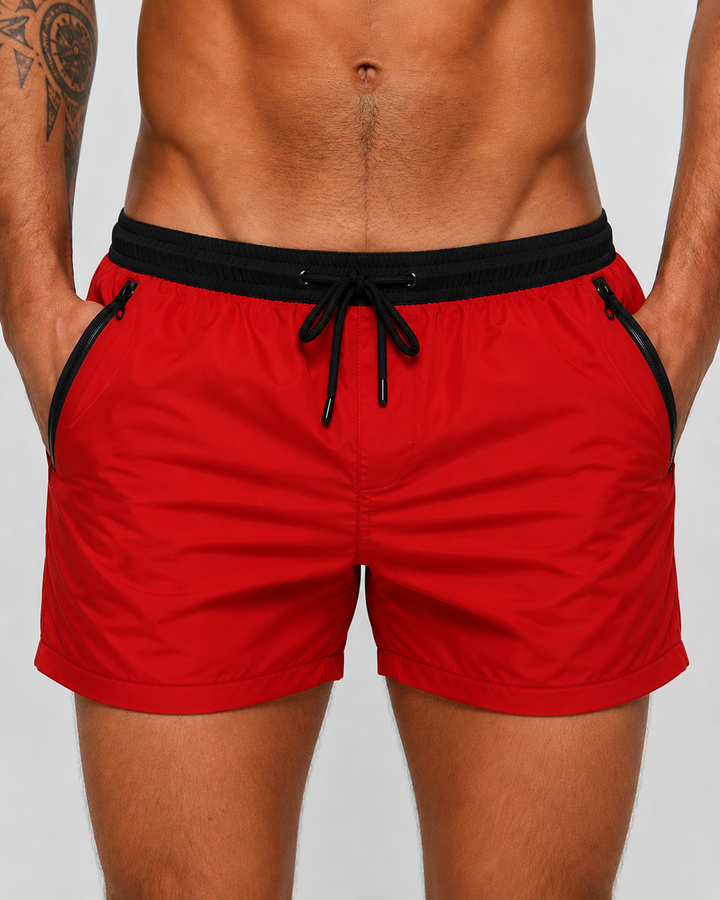 Mann springt in Herren Sportshorts. Dynamische, bequeme Kurze Hose für Fitness, Outdoor & aktive Sommertage.