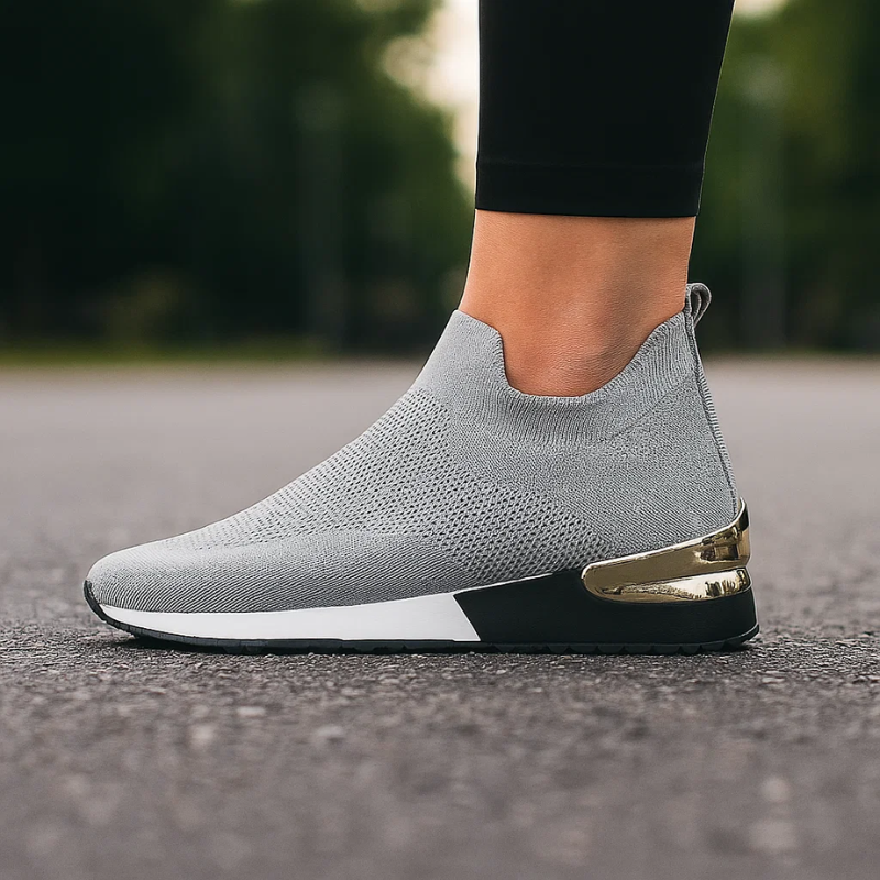 Atmungsaktive Damen Slip-On-Sneaker, super bequem und leicht. Metallic-Akzente verleihen diesen Sneakern Eleganz.