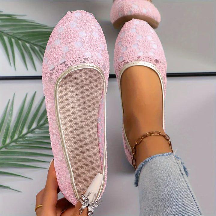 Vielseitige Damen Ballerinas mit floralem Design. Bequeme flache Schuhe für Büro, Stadt und Anlässe.