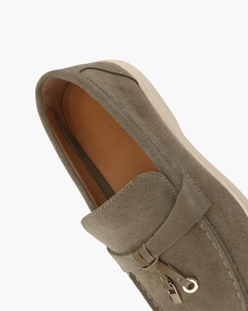 Eleganter Damen Loafer in Beige mit feiner Steppnaht. Moderner Schlupfschuh für stilbewusste Frauen.