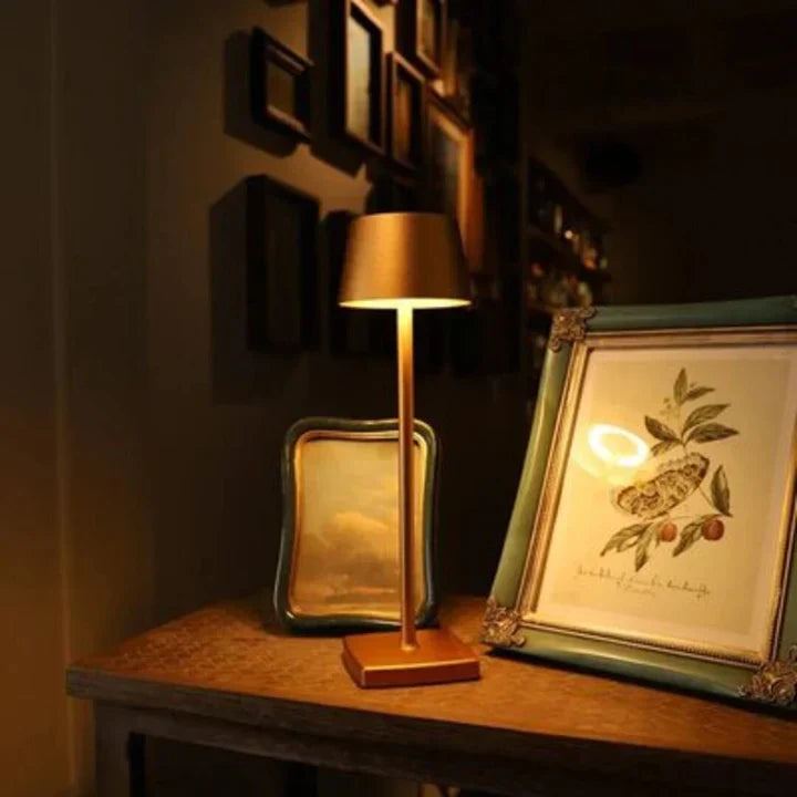 Tragbare Akku LED-Lampe für flexible Platzierung, mit Touch-Dimmer und angenehmem warmweißem Licht.
