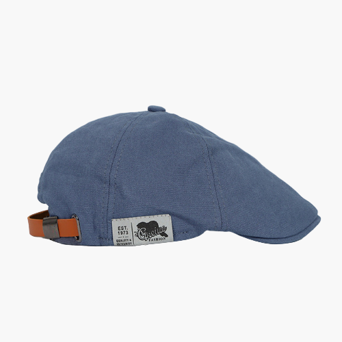 Moderner Mann trägt eine stilvolle Schiebermütze, perfekt als Herren Accessoire für den Stadtbummel.