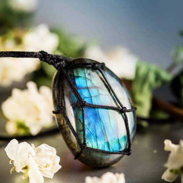 Handgemachter Labradorit Drachenherz Anhänger als Damenhalskette. Spiritueller Edelsteinschmuck für sie.