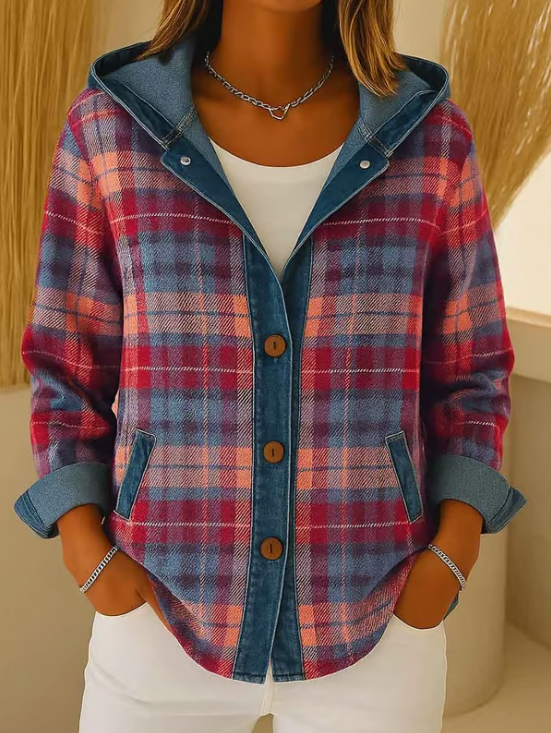 Gemusterte Damen Karojacke mit Kapuze und Knopfverschluss. Ideal als Freizeitjacke für den lässigen Alltag.