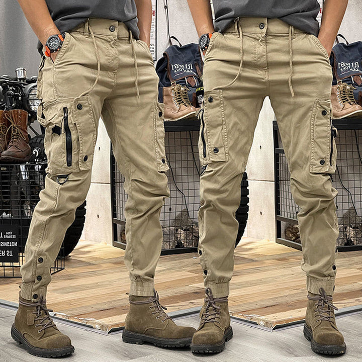 Robuste Herren Cargo-Hose in Dunkelblau mit praktischen Taschen. Ideal für Alltag, Freizeit & Outdoor-Abenteuer.