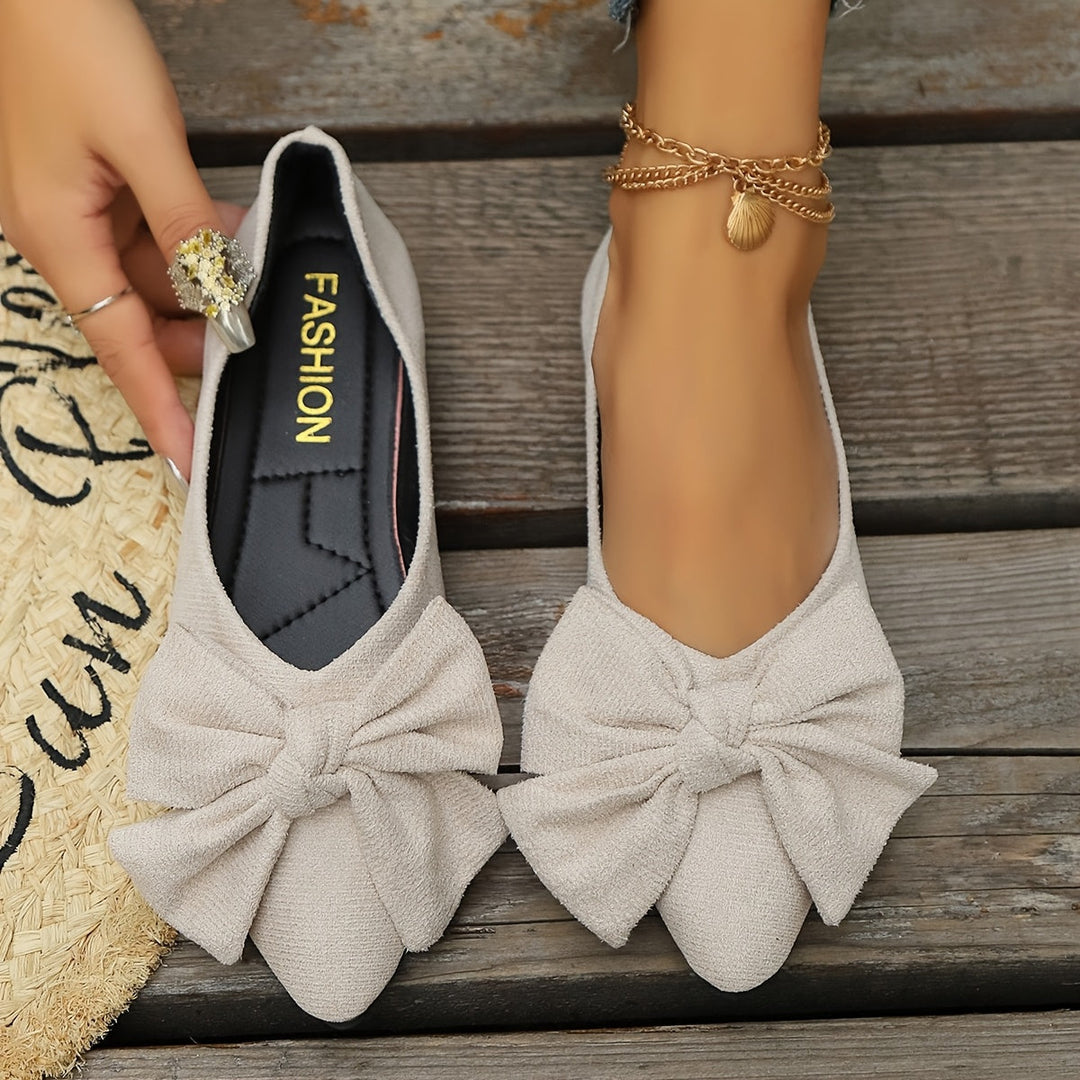 Modische Damenschuhe: Spitze Ballerinas mit zarter Schleife. Perfekt für Sommer & elegante Outfits.