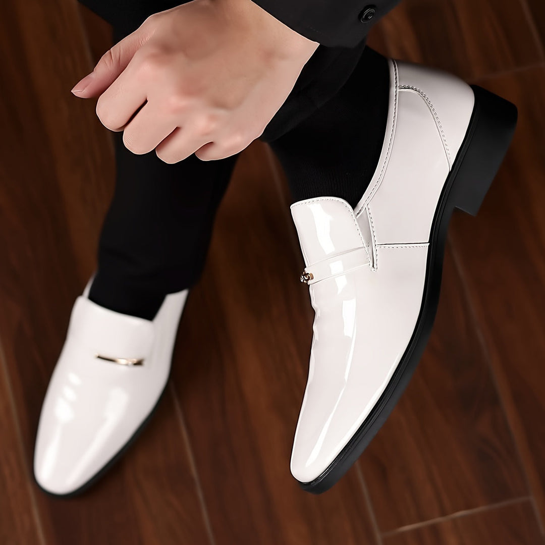 Vordere Ansicht der edlen Herren Business Slipper, poliertes Lackleder für einen professionellen Look.