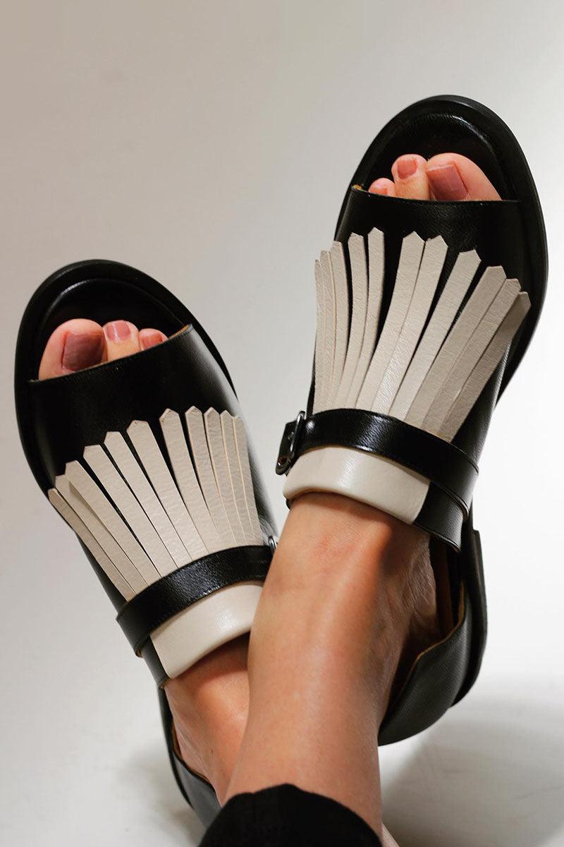 Bequeme Slip-On Damen Fransen Sandalen in Schwarz. Modische Sommerschuhe für Freizeit und Urlaub.