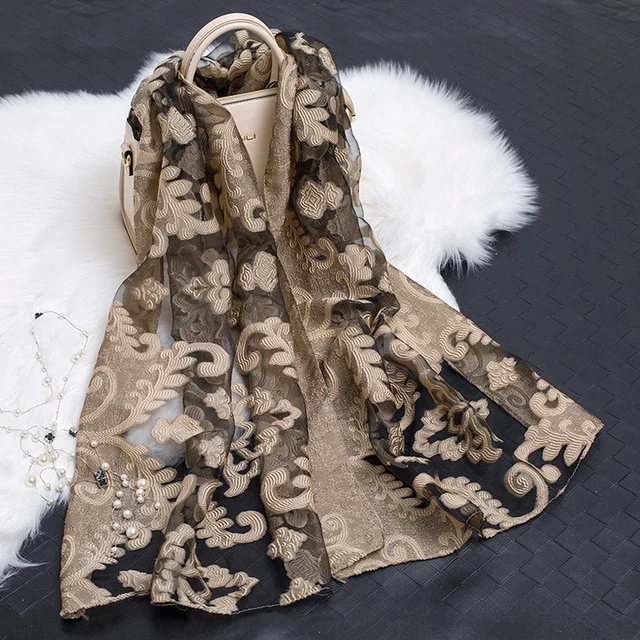 Trendiger Seidenschal für Frauen: elegantes Blumenmuster & modernes Cut-out-Design. Perfektes Geschenk.