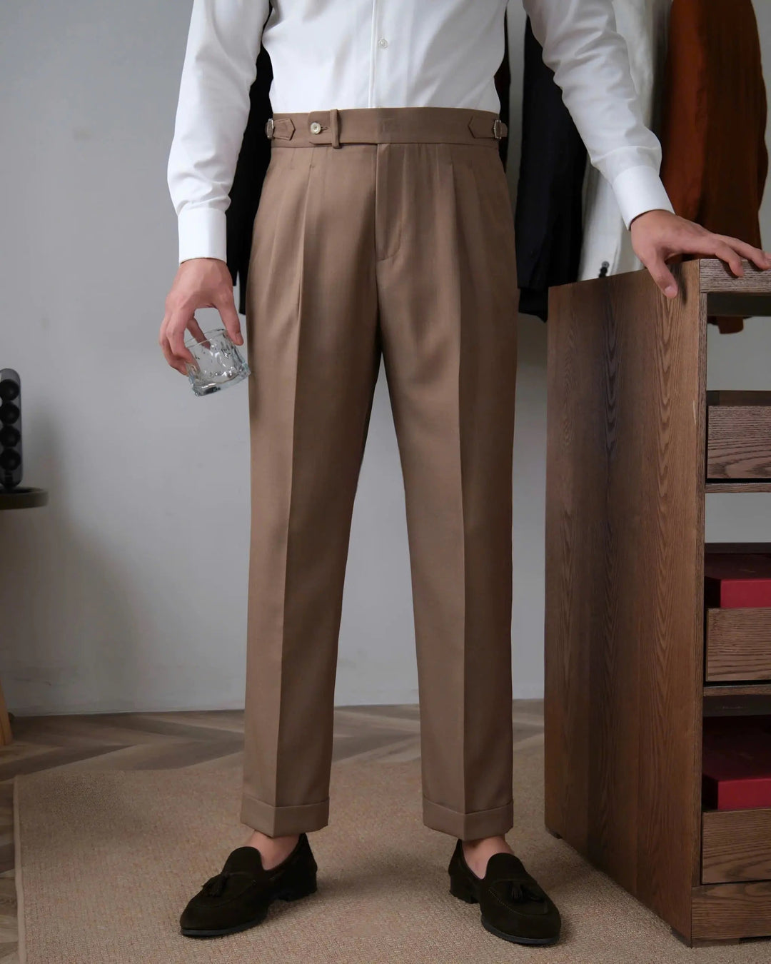 Vielseitige Herrenhose Genua Sidetab, klassisch Braun. Bequem & elegant für Büro und entspannte Tage.