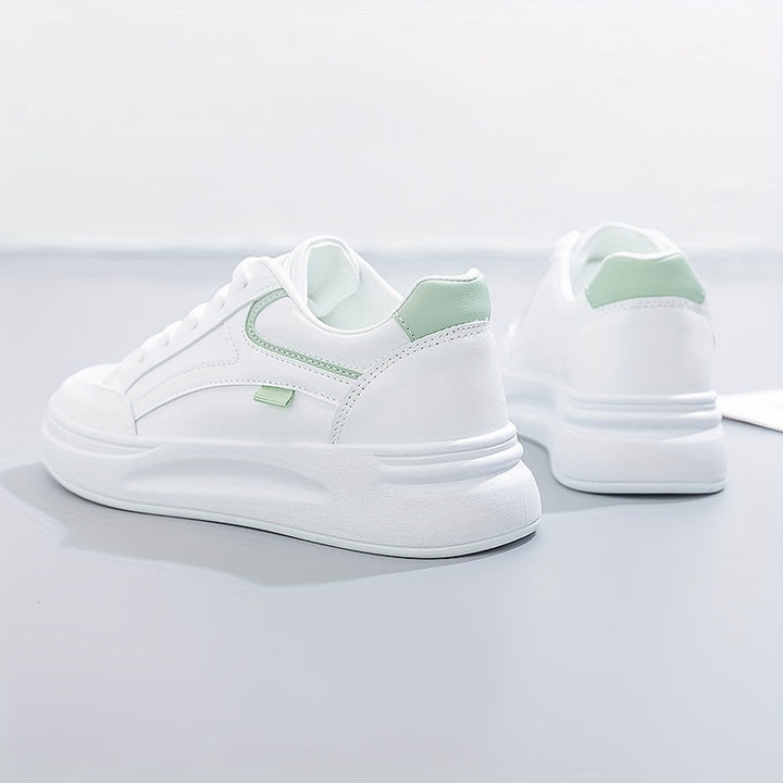 Hochwertige Damen Sneaker. Langlebige, bequeme Freizeitschuhe mit modernem Design für den Alltag.