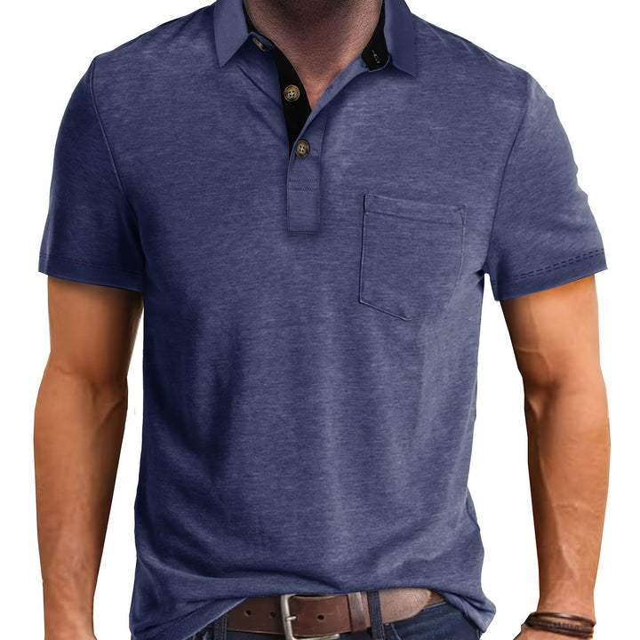 Bequemes Kurzarm-Poloshirt für Herren. Mit Brusttasche; perfekt für entspannte Freizeit-Looks oder Business Casual.