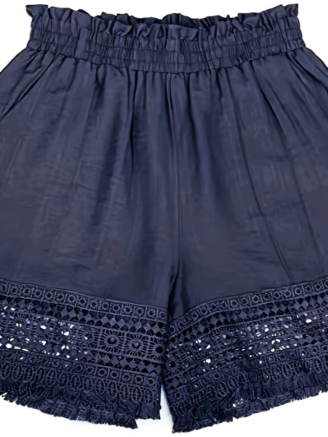 Flache Ansicht der Damen Boho Shorts mit Häkeleinsatz, bereit für Ihren Sommerurlaub.