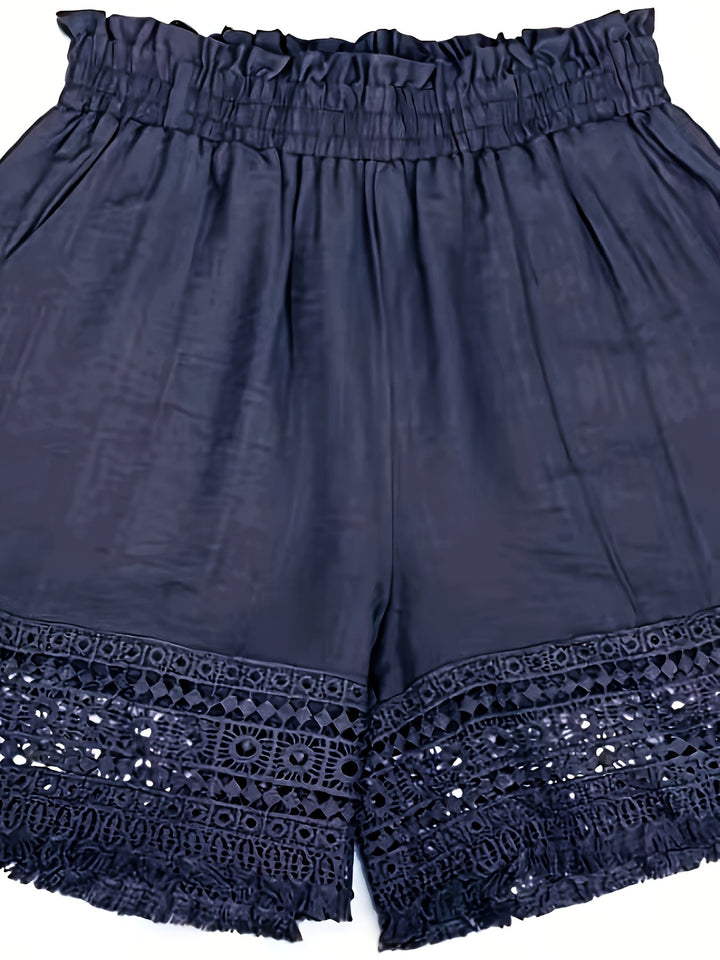Flache Ansicht der Damen Boho Shorts mit Häkeleinsatz, bereit für Ihren Sommerurlaub.