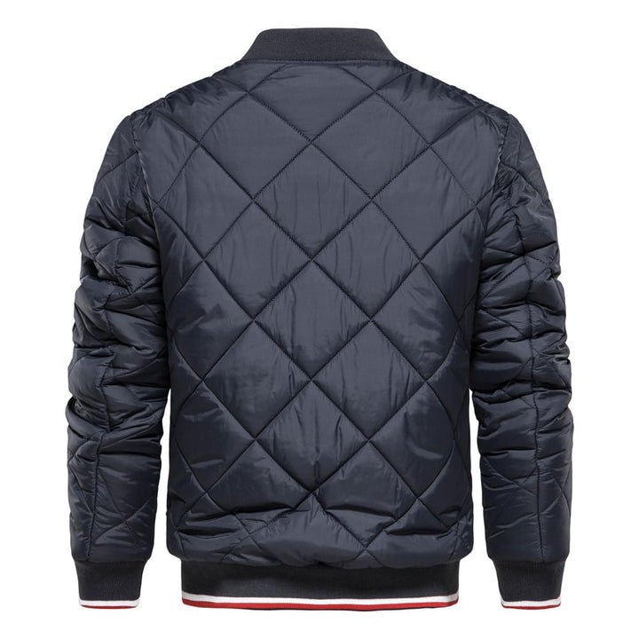 Schwarz Herren Steppjacke mit Stehkragen für den Winter. Bequeme Outdoorjacke, warm & vielseitig.