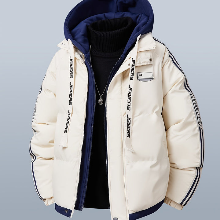 Mann trägt Herren Winter Steppjacke mit Kapuze und Kontraststreifen bei kaltem Wetter draußen.