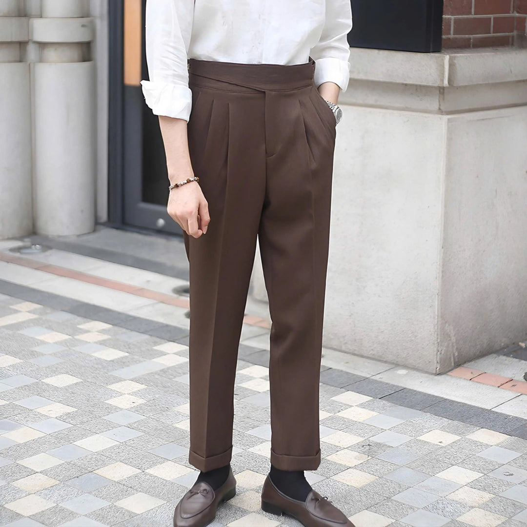 Elegante Freizeithose für Herren in Weiß, weich und bequem, perfekt für entspannte Klassik.