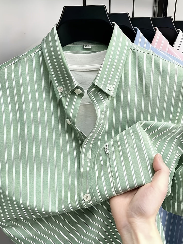 Mann trägt gestreiftes Kurzarmhemd. Smart Casual Herrenhemd, perfekt für entspannte Büro- & Freizeit-Looks.