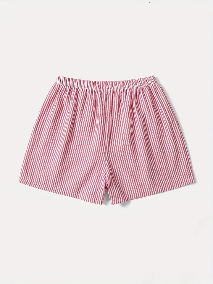 Rückansicht der karierten Damen Shorts. Bequeme Sommer-Shorts für Freizeit und elegante Alltagslooks.