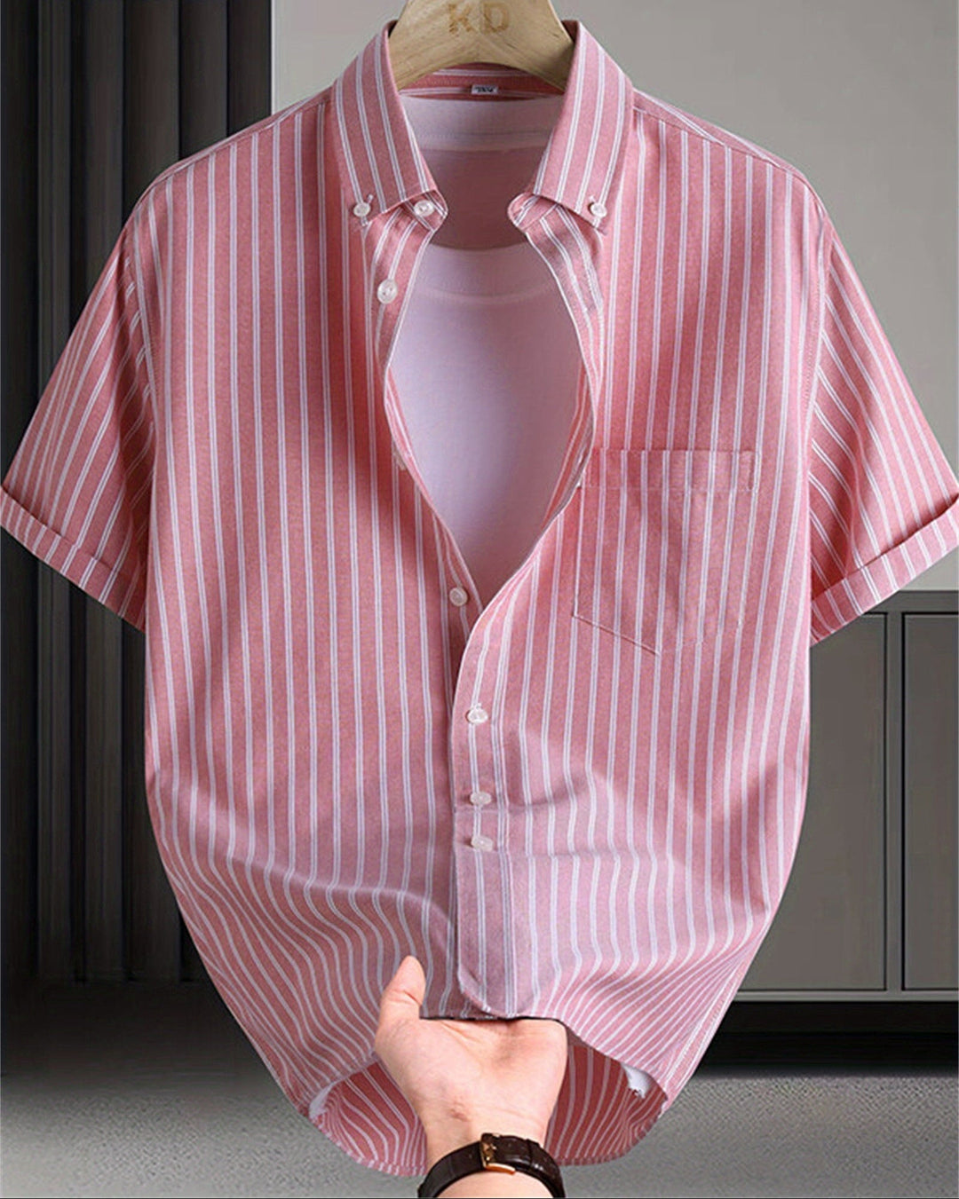 Gefaltetes Herren Kurzarmhemd mit Streifenmuster. Bereit für den Sommer, Büro & Freizeit. Herren Mode.