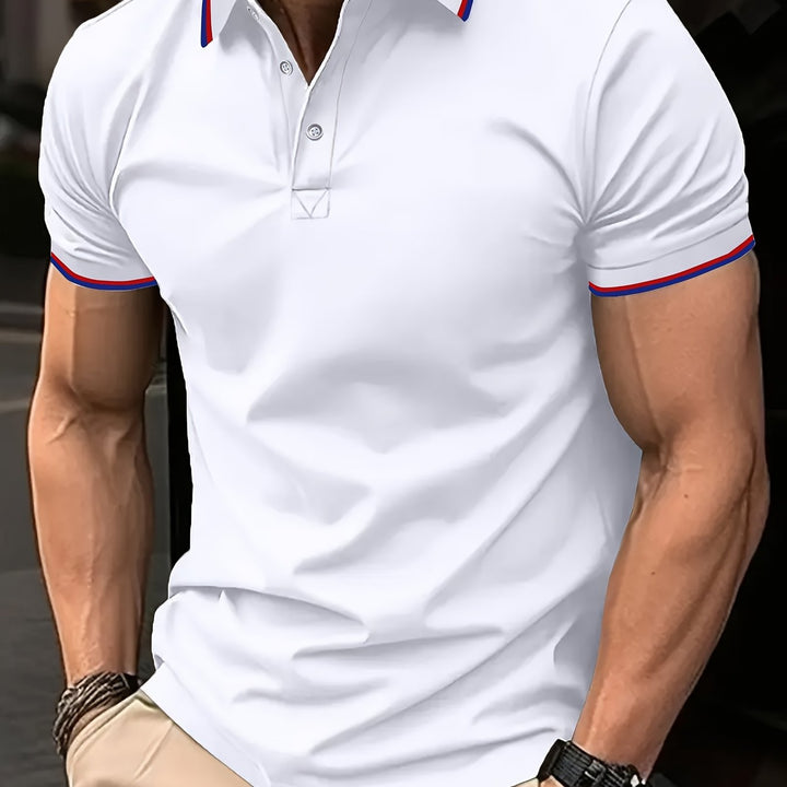 Herren Kurzarm-Polohemd kombiniert mit Chinos für einen smarten Business Casual Alltagslook.