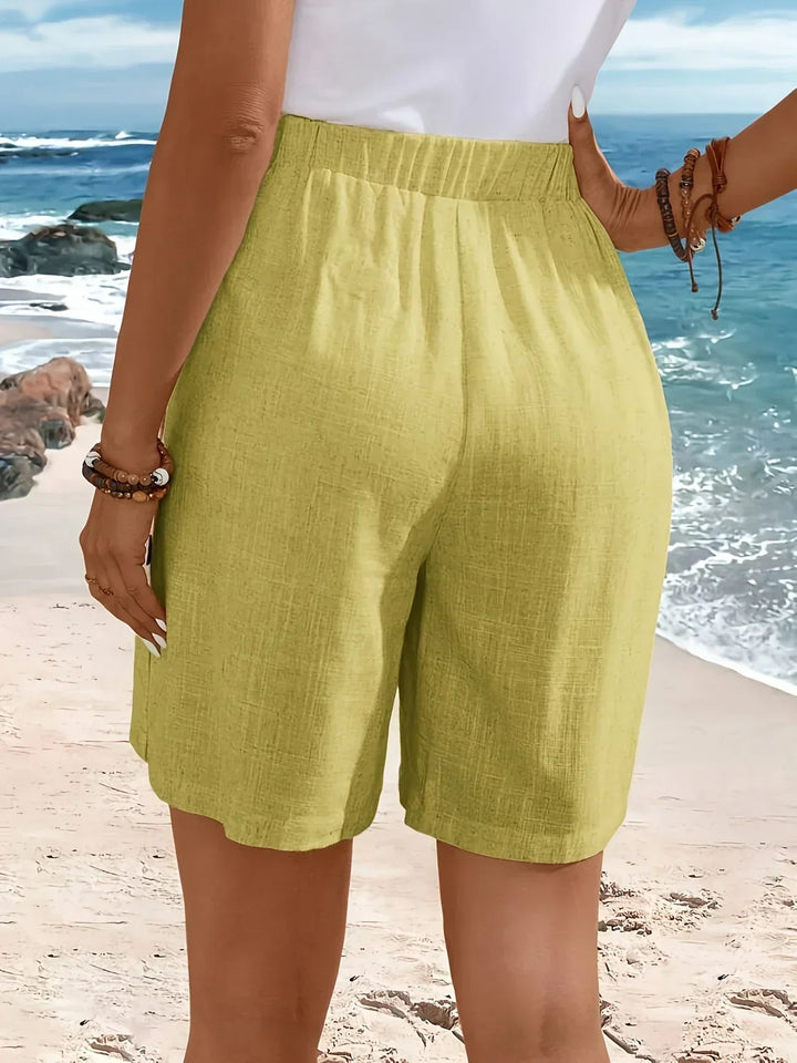 Leichte gelbe Freizeit-Damenshorts mit Seitenknöpfen, ideal für warme Sommertage. Materialansicht.