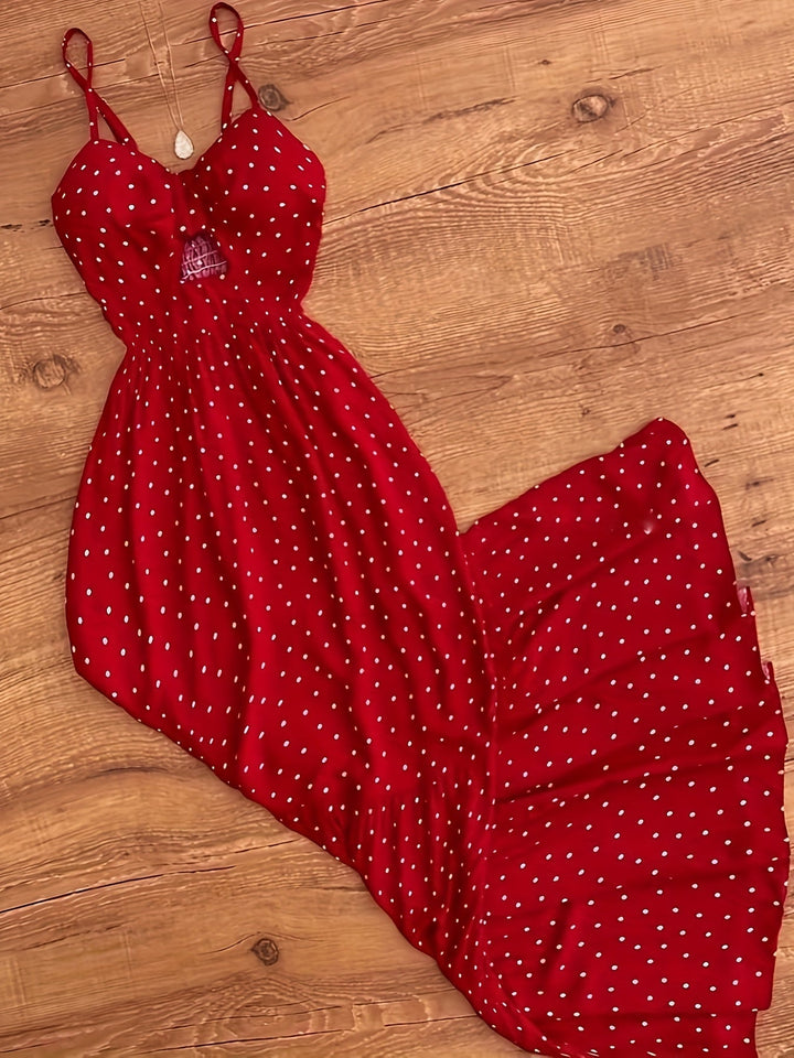 Langes schwarzes Damenkleid mit Punkten, Volants und Spaghettiträgern, Herz-Ausschnitt.