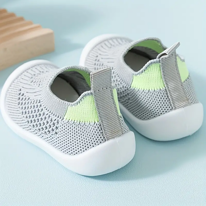 Spielende Kinder mit bequemen StepEase Barfußschuhen. Flexible Sneaker für uneingeschränkte natürliche Bewegung.