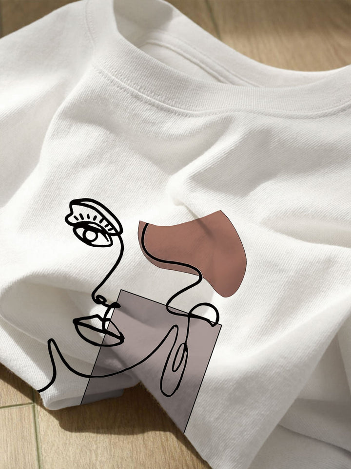 Modernes Damen T-Shirt: Einzigartiger abstrakter Gesicht Print in Weiß. Komfortables Kurzarm Shirt für Sommer-Freizeitmode.