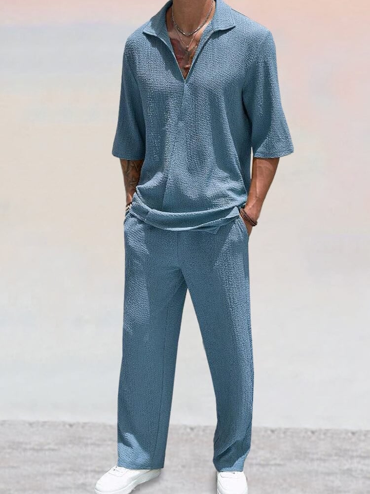 Detailansicht Herren Poloshirt & Hose Set: Atmungsaktiver, strukturierter Stoff für lässige Freizeit- und Urlaubsmomente.