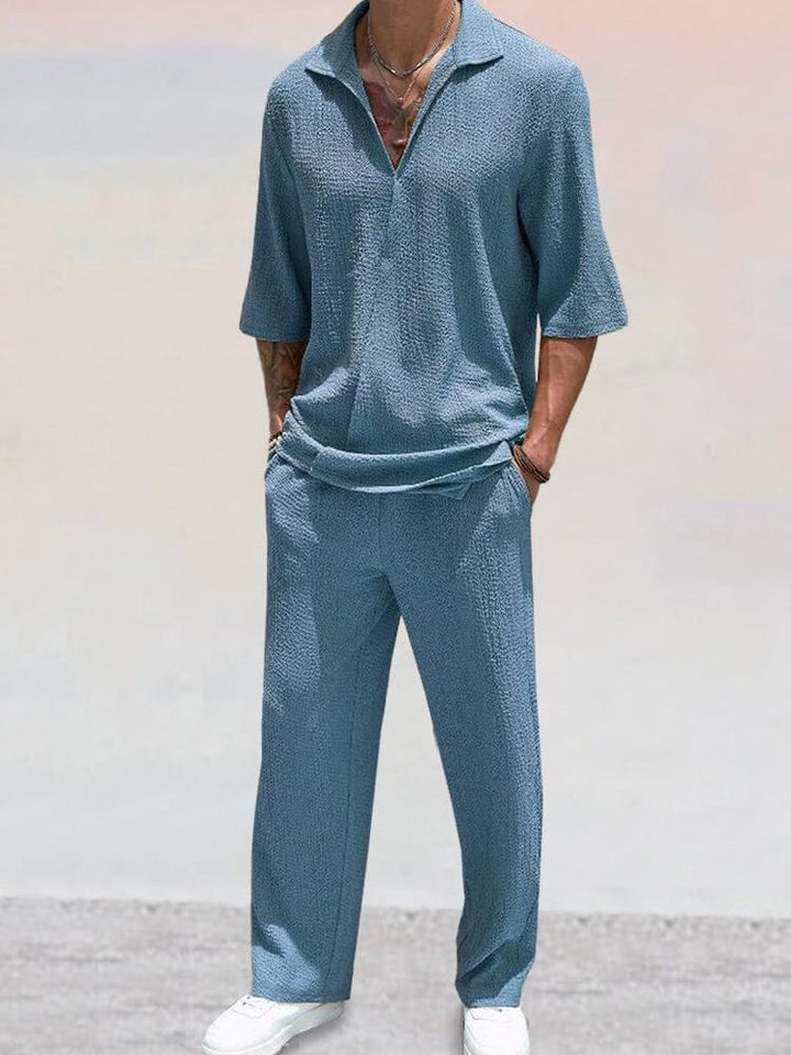 Detailansicht Herren Poloshirt & Hose Set: Atmungsaktiver, strukturierter Stoff für lässige Freizeit- und Urlaubsmomente.