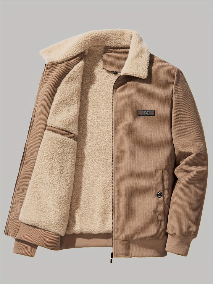 Robuste khakifarbene Herren Winterjacke, warm gefüttert, mit Stehkragen für Outdoor-Abenteuer.