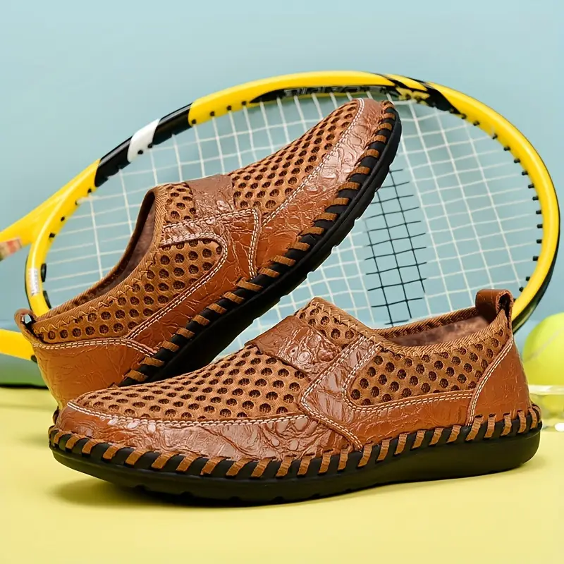 Paar Herren Bequemschuhe Slipper in weiter Passform, mit gedämpfter und rutschfester Sohle für vielfältige Outfits.