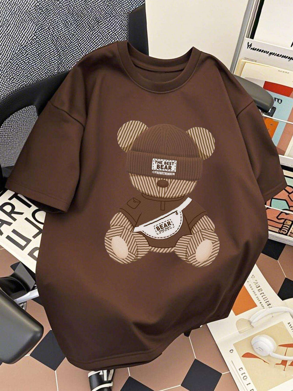 Detailansicht des einzigartigen Bären-Grafikprints auf einem Herren Streetwear Kurzarm T-Shirt.