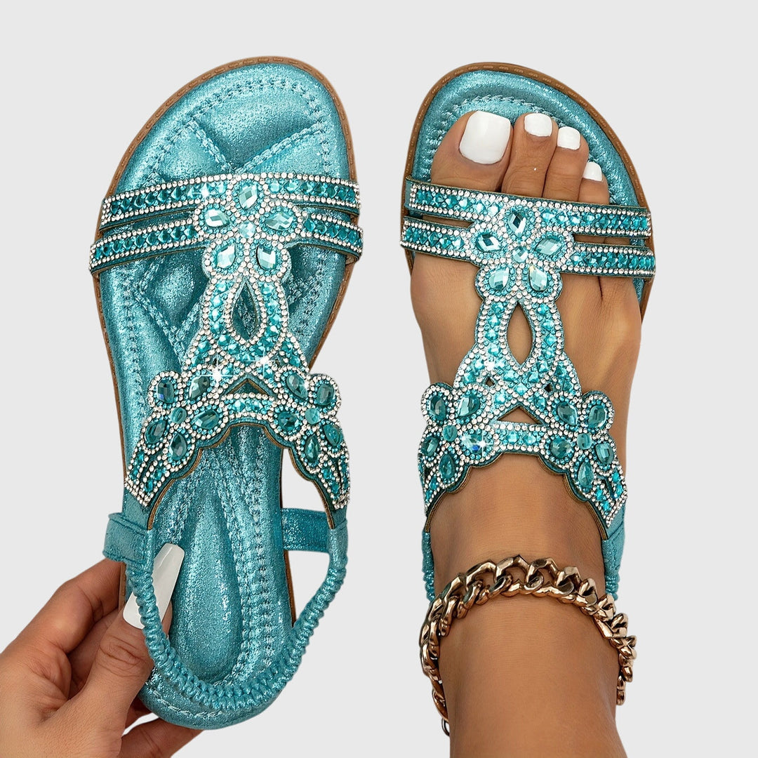 Bequeme himmelblaue Flachsandalen für Damen mit sicherem Fersenriemen.