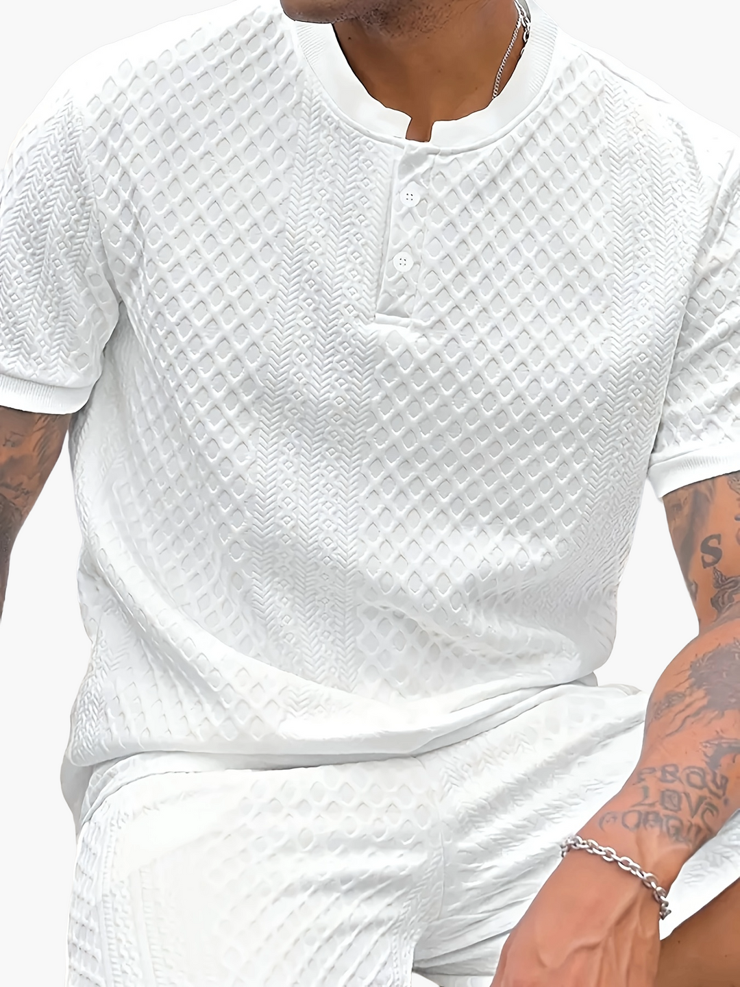 Komfortables Herren T-Shirt mit Kurzarm und dazu passende Shorts für warme Tage.