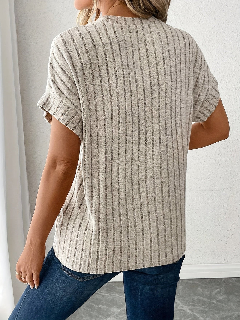 Apricotfarbenes Damen Strick-T-Shirt mit feinen Streifen, lässiger Rundhals-Schnitt für Frühling & Alltag.
